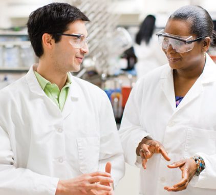 Két Charles River laboratóriumi szakember dolgozik együtt egy laboratóriumi környezetben