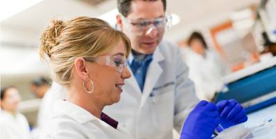 A male and a female Charles River scientist working with samples in a laboratory setting