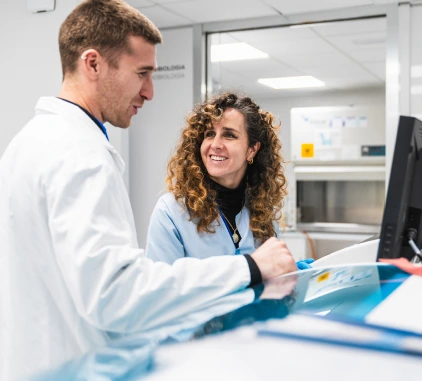 Un uomo e una donna, professionisti veterinari principali di Charles River, collaborano in un laboratorio.