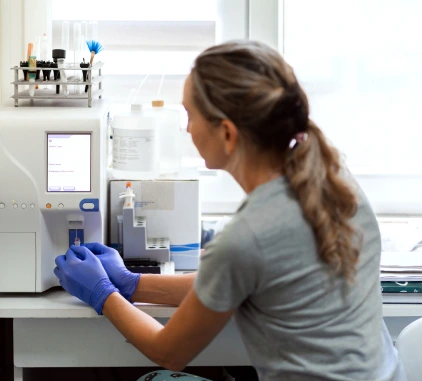 Una veterinaria oftalmologa donna lavora con campioni e attrezzature di laboratorio ad alta tecnologia.